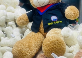 Gấu bông tốt nghiệp in logo, tin tên riêng theo yêu cầu size 90 cm 