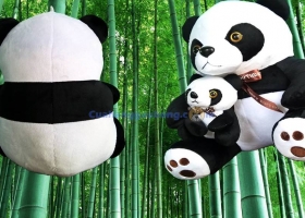 Cửa hàng gấu bông - Gấu trúc ôm con sản phẩm mới tại cửa hàng gấu bông