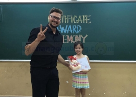Cửa hàng gấu bông - Trung tâm ngọai ngữ Trí Anh và cửa hàng gấu bông cùng mang gấu bông đến các bạn 