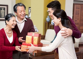 Cửa hàng gấu bông - Nên tặng quà gì ngày 8-3 cho người lớn tuổi